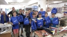v.l. Helmuth Thum, Jugendleiter Tobias Leberle und ein Teil der Jugendgruppe mit ihren neuen Rücksäcken. _1